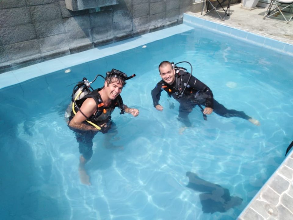 Importancia de las clases de piscina en el curso de de buceo